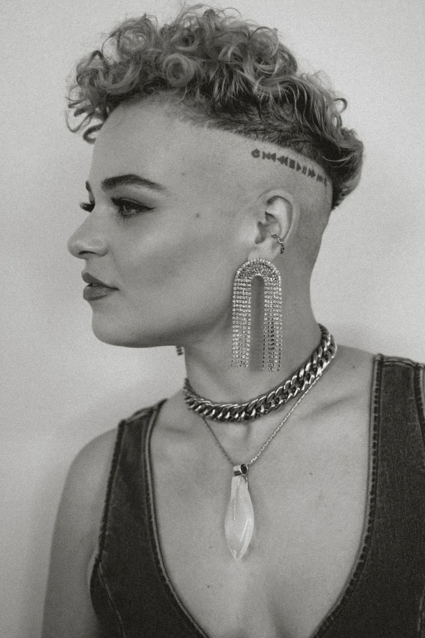 Yoli Mayor performing live at the Dania Beach Wine and Seafood Fest